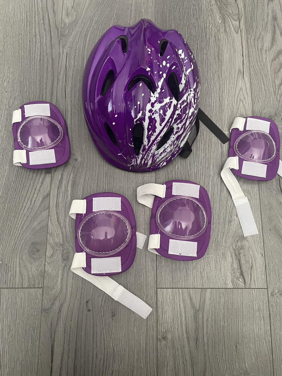 Helmet and pads set £10 Karrot