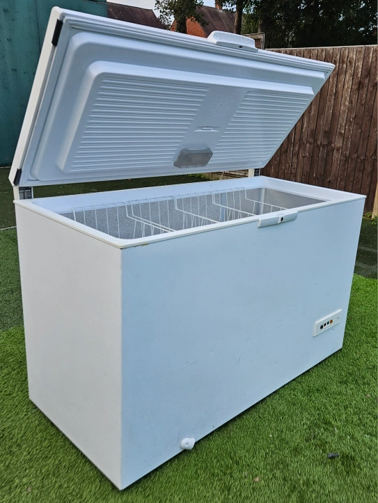 WHIRLPOOL large chest freezer (443L capacity) Delivery * Karrot