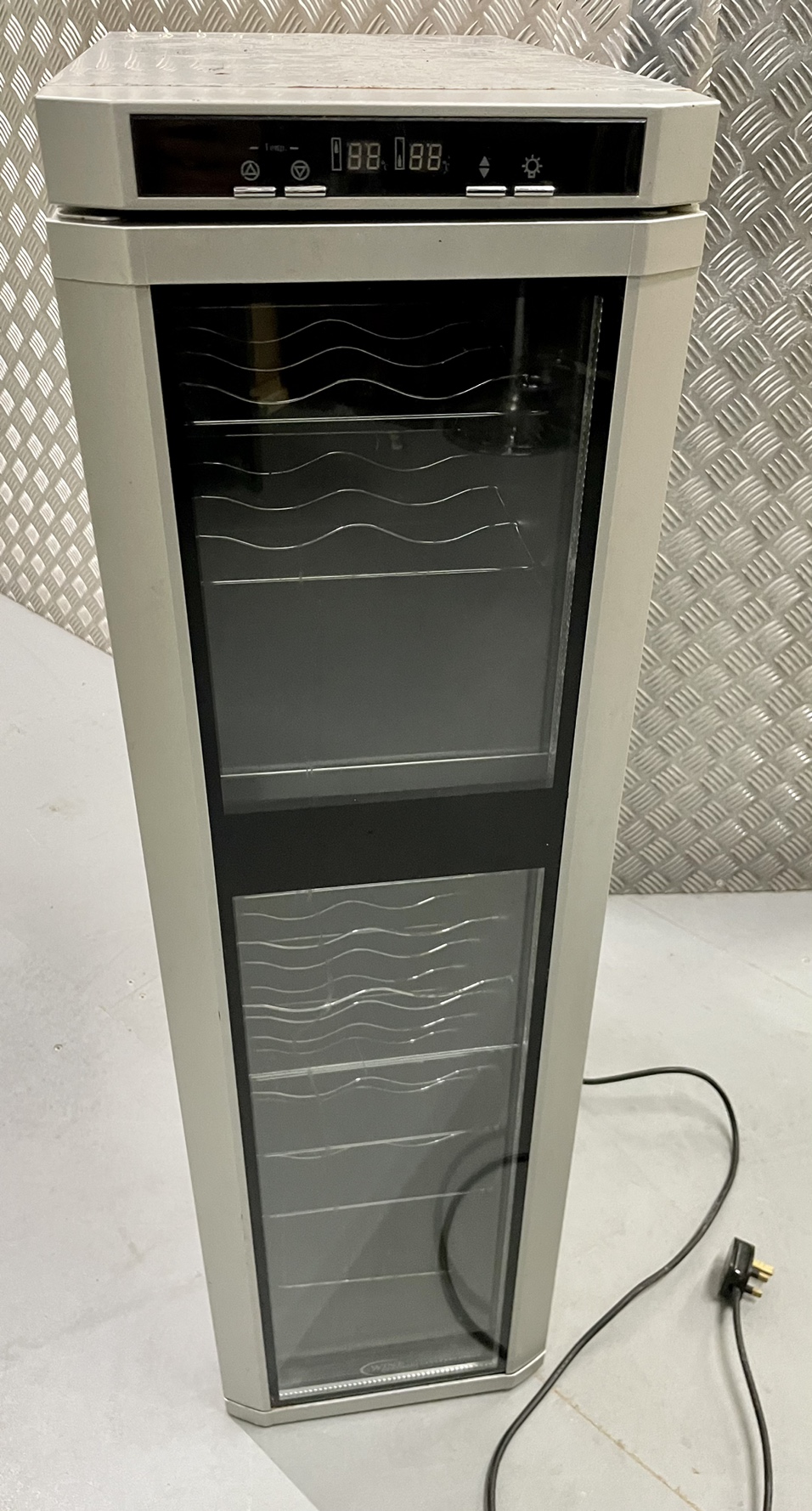 Intergrated wine cooler working Karrot