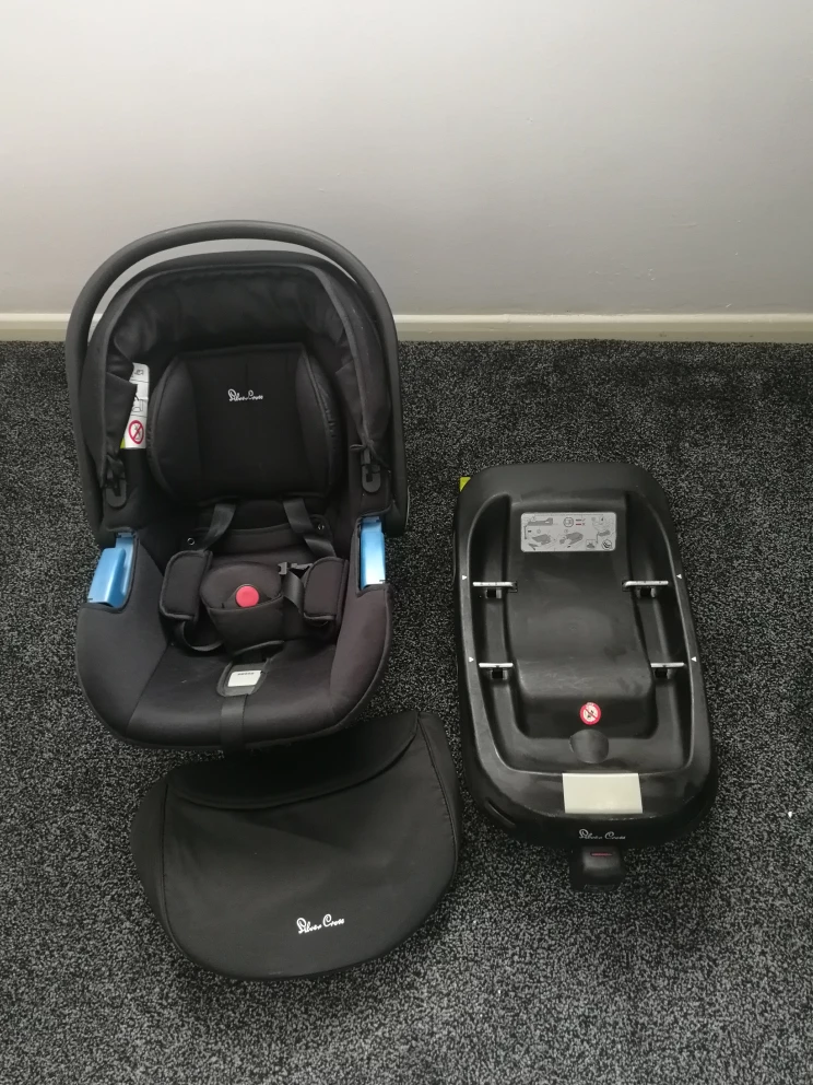 silver cross car seat with ISO fix Karrot