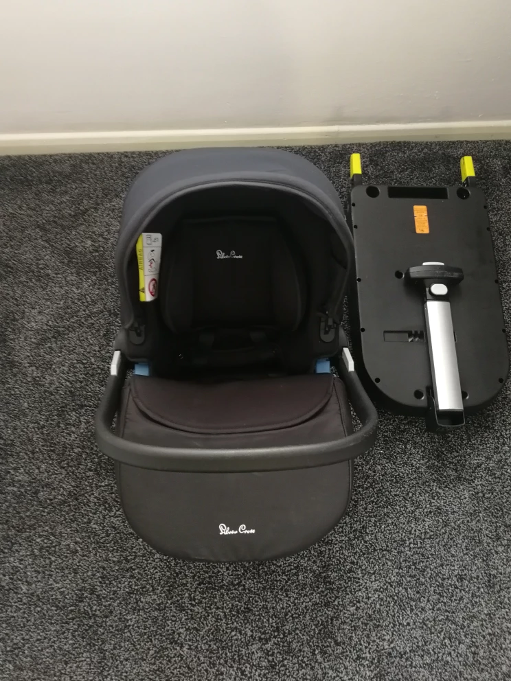 silver cross car seat with ISO fix Karrot
