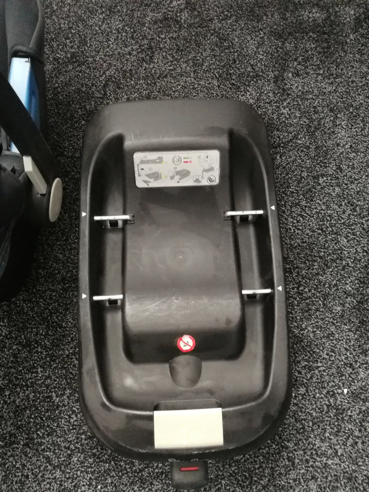 silver cross car seat with ISO fix Karrot