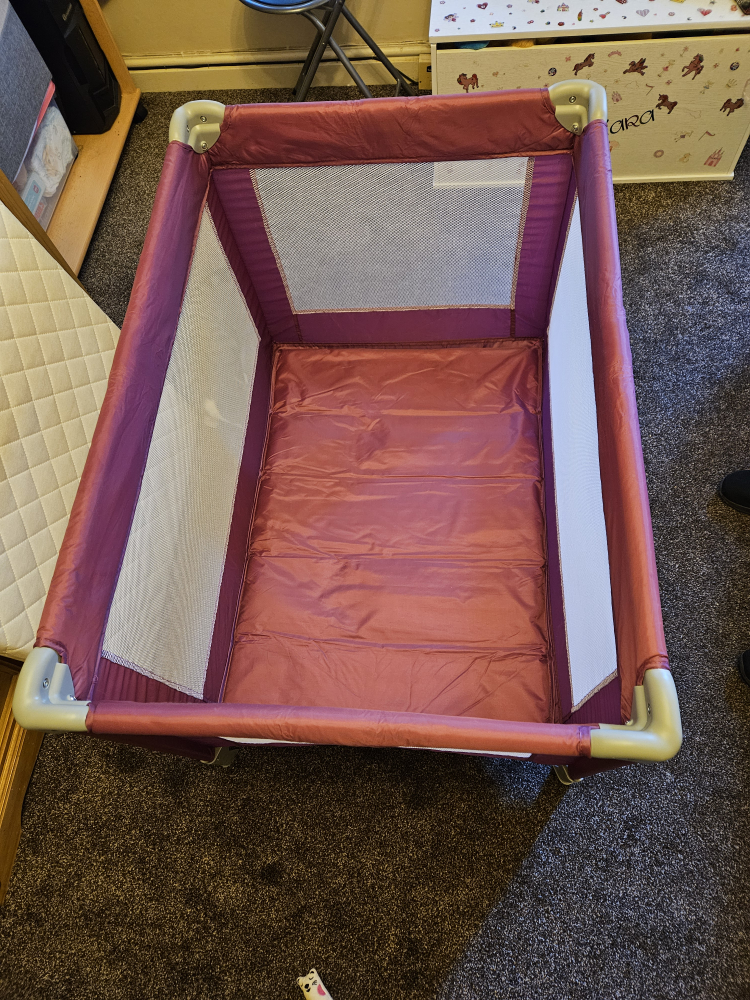 Red kite travel cot Karrot